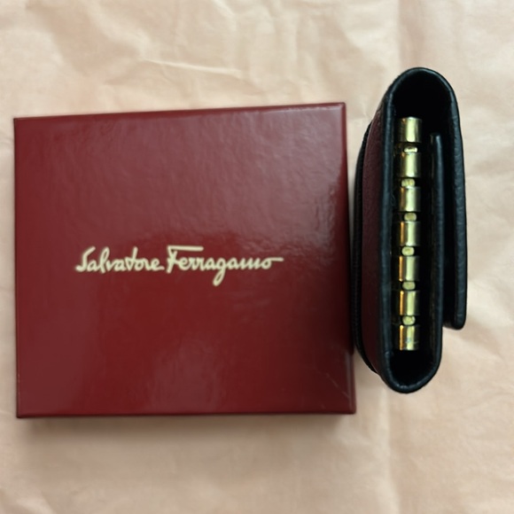 EUC-SALVATORE FERRAGAMO KEY/CARD/CASH HOLDER FULL INCLUSION - Picture 5 of 11